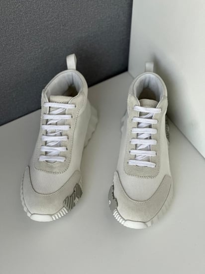 حذاء عالي الرقبة رجالي ايرميز لون ايفوري أنيق بشعار رمادي