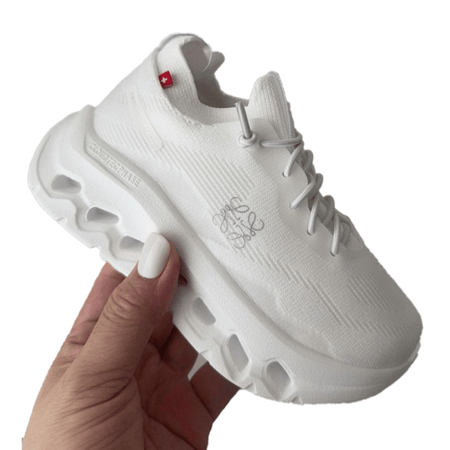 حذاء اطفال اون رانينج كلاود تيلت لويفي لون بيور وايت