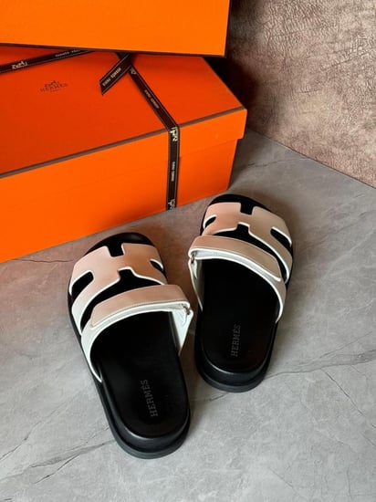 شبشب جلدي بدون كعب نسائي شايبر هيرميس لون أبيض واسود