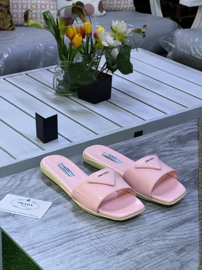 سليبر نسائي وردي فاخر شعار مثلث برادا