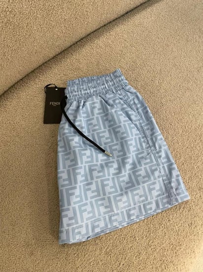 سويم شورت رجالي فيندي خصر مطاط طبعة FF لون رمادي فاتح