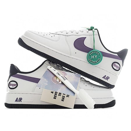 سنيكرز رياضي للجنسين من نايكي اير فورس 1 لون ابيض مع موف