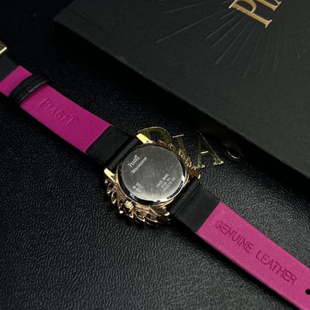 ساعة بياجيه الراقية بخلفية وايت وإطار مطرز بستراس لامع بتفاصيل ذهبية