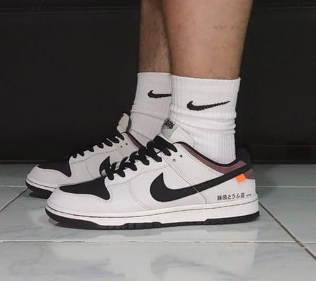 حذاء نايك دانك لو رجالي لون أبيض مع أسود بشعار العلامة على الجانبين