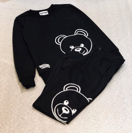 تراكسوت نسائي كاجوال من موسكينو لون اسود انيقة