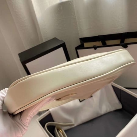 حقيبة غوتشي Jackie بهيكل جلدي أبيض وحزام كتف وحزام أمامي بقفل بمكبس