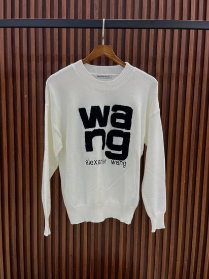 بلوزة الكسندر وانج رجالية كم طويل لون أبيض بطبعة سوداء