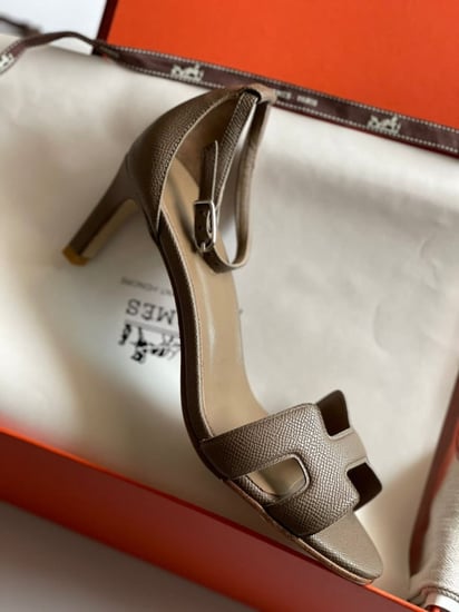 صندل هيرميس نسائي جلد بني فاخر بكعب وحزام كاحل