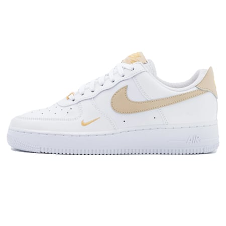 سنيكر nike اير فورس حذاء كرة السلة لون ابيض بشعار بيج