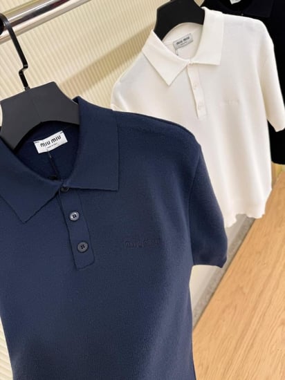 بلوزة ميوميو رجالية ياقة بولو بأزار لون كحلي