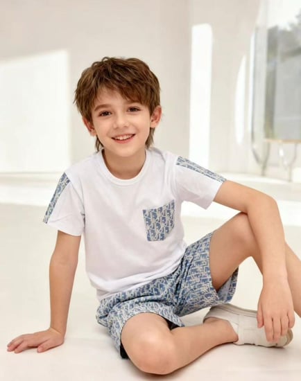 طقم ولادي ماركة ديور تيشيرت وشورت بنقشة ديور اوبليك