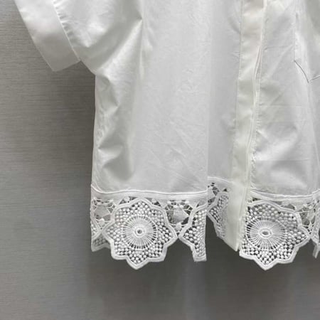 قميص أنيق نسائي نصف كم من فالنتينو مزين بدانيتل بلون ابيض