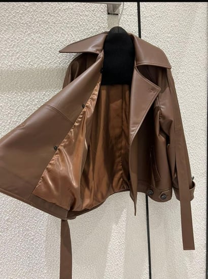 جاكيت جلد نسائي لويفي بعقدة أنيقة لون بني راقي