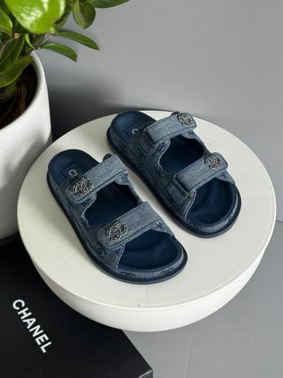 صندل دينيم شانيل بدون حزام فلات أنيق بلون أزرق