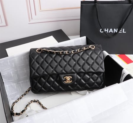 حقيبة كتف شانيل كلاسيك جلد أسود راقي مع سلسة ذهبية