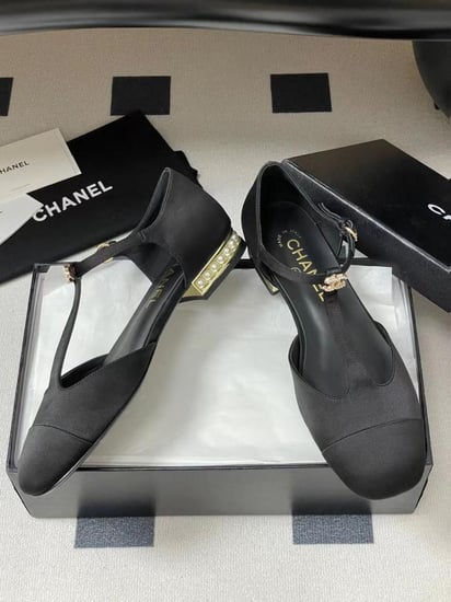 حذاء نسائي شانيل ماري جين بحزام خلفي فلات لون اسود وذهبي