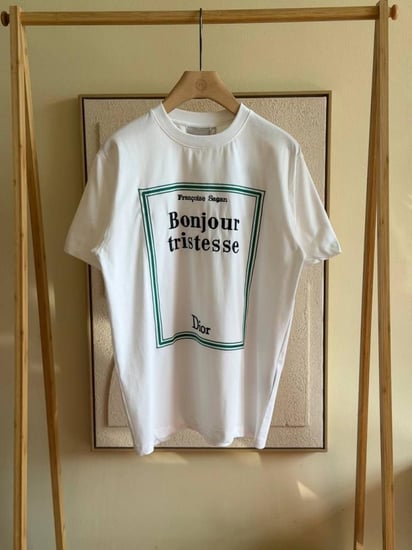 تيشيرت رجالي فضفاض ديور بطبعة غلاف كتاب لون أبيض واخضر