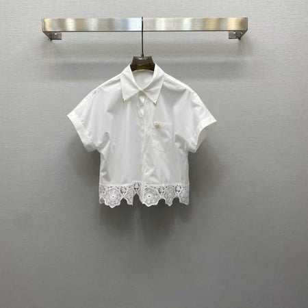 قميص أنيق نسائي نصف كم من فالنتينو مزين بدانيتل بلون ابيض