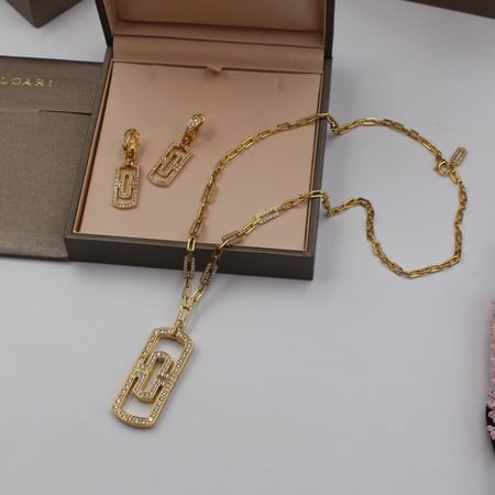 سيت اكسسوار ذهبي نسائي من بولغاري حلق مع سلسال