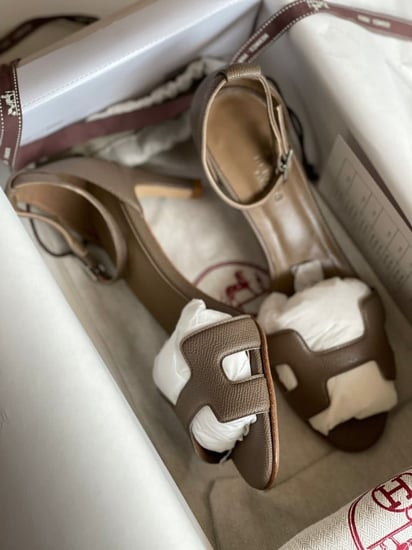 صندل هيرميس نسائي جلد بني فاخر بكعب وحزام كاحل