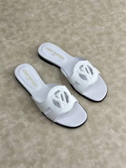 سليبر لويس فويتون نسائي بلون أبيض فاخر بتفاصيل أنيقة