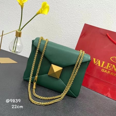 حقيبة كتف فالنتينو غارافاني ون ستود جلد نابا أخضر بتفاصيل ذهبية