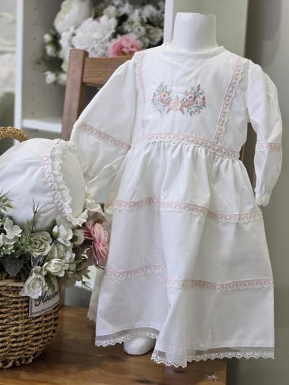 فستان مطرز ودانتيل