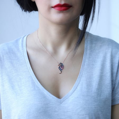 سلسال بتعليقة فارهة مرصوفة بالأحجار الملونة ومطلية  بالذهب -من مجموعة نفيس هدايا مجوهرات هدية نسائية فاخرة 4677