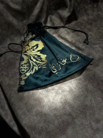 اكياس عبايات قطيفه مطرزة بالاسم