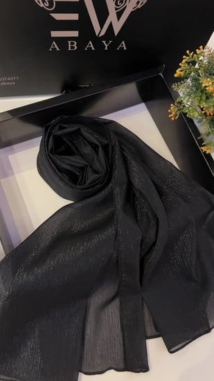 طرحة سوداء بلمعه خفيفة