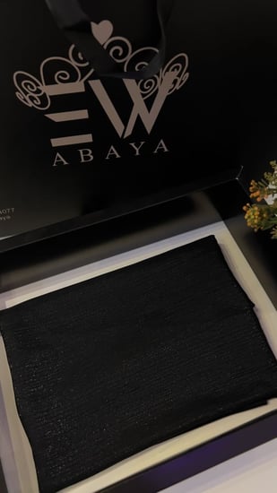 طرحة سوداء بلمعه خفيفة