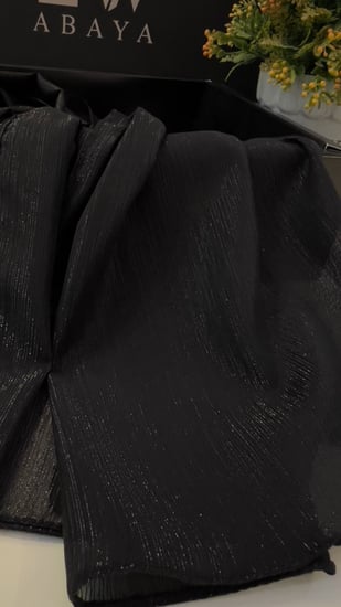 طرحة سوداء بلمعه خفيفة