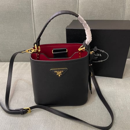 شنطه برادا أسود