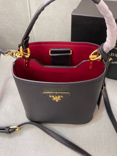 شنطه برادا أسود