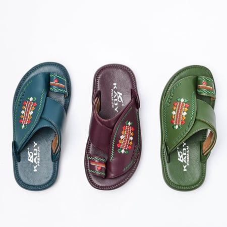 حذاء شرقي مطرز ولادي