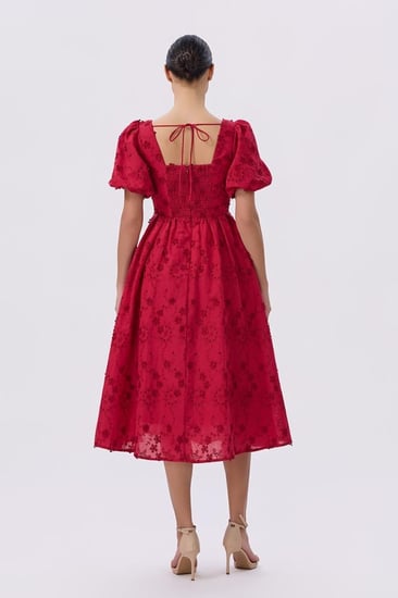 فستان أحمر ميدي بأكمام منفوشة أنيق