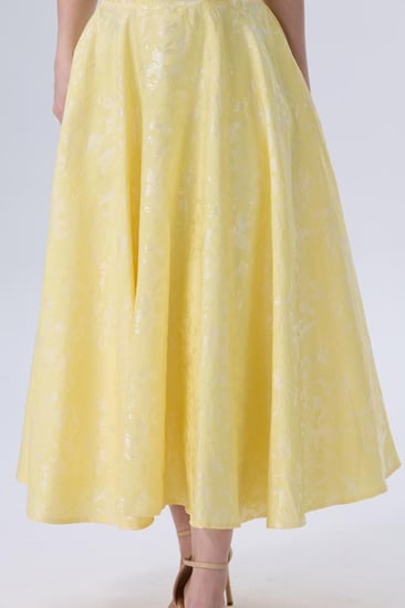 فستان اصفر بطبعه خفيفة