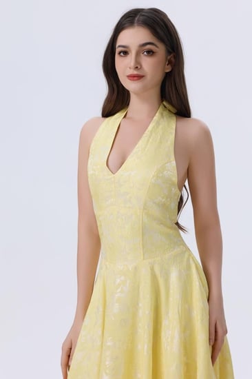 فستان اصفر بطبعه خفيفة
