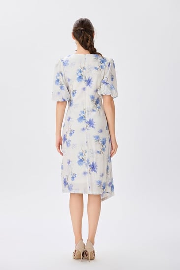 فستان كريب ناعم اوف وايت بنقشة الورد الأزرق