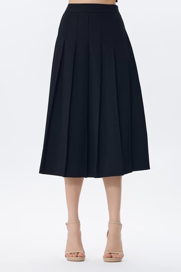 تنورة ميدي سوداء بكسرات أمامية