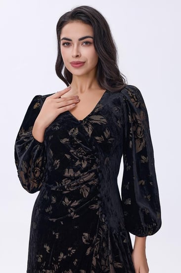 فستان أسود مخمل