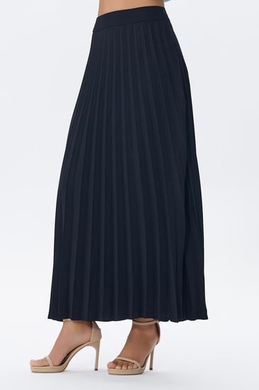 تنورة بكسرات طويلة بخصر مطاطي