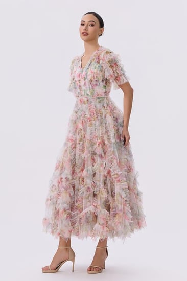 فستان بطبقات التول ونقشة الورد