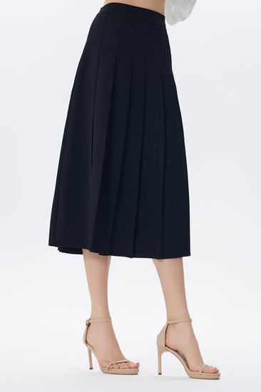 تنورة ميدي سوداء بكسرات أمامية