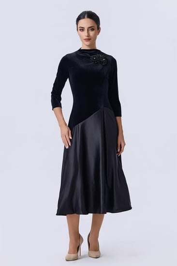 فستان شتوي  أسود فاخر بقماش مخملي ولمسة ساتان