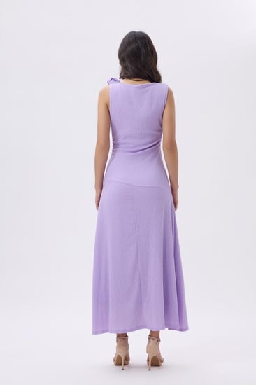 فستان بنفسجي طويل بتفصيل وردة على الكتف