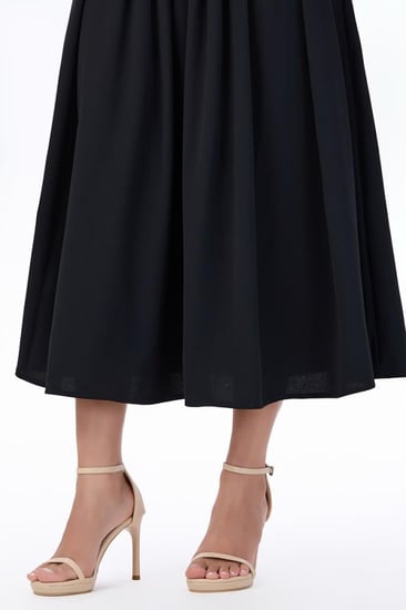 تنورة أسود بكسرات عريضة