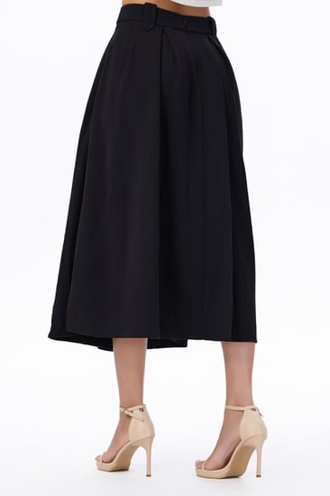 تنورة سوداء واسعة بكسرات