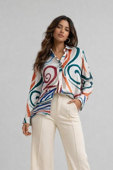 بلوزة ملونة بنقشة فنية عصرية وياقة كلاسيكية | Prando