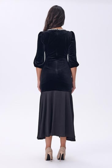 فستان أسود مخملي بتفاصيل لؤلؤية عند الياقة